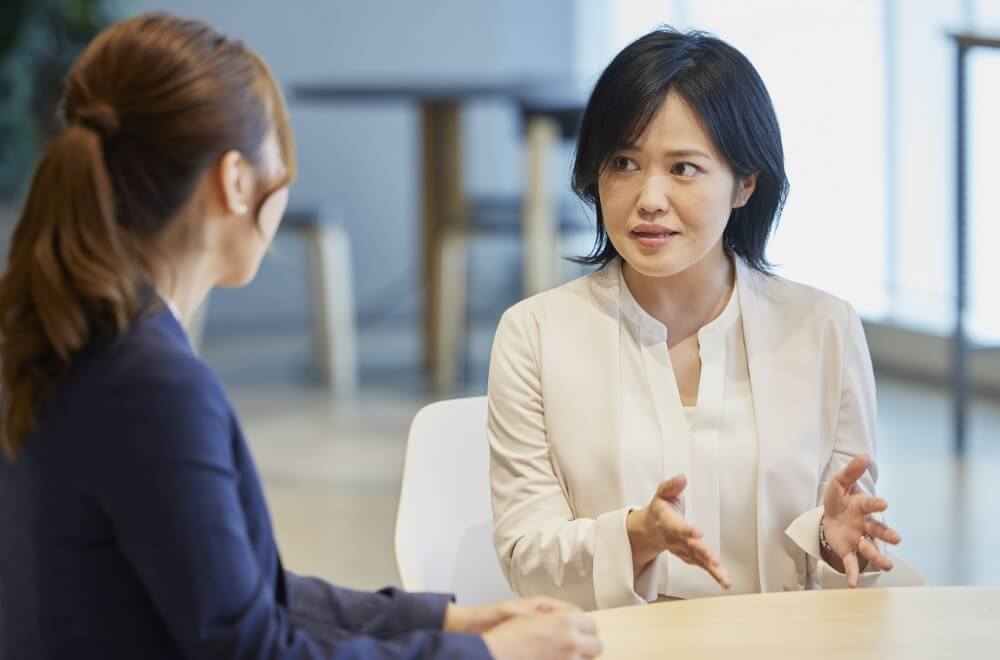 マンパワーグループで働く社員が会話している様子