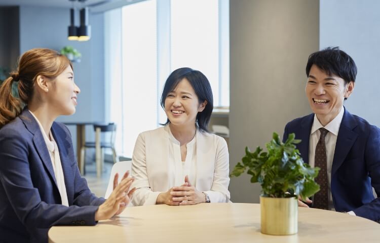 マンパワーグループで働く社員が会話している様子