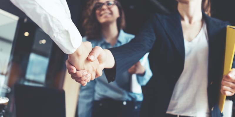 派遣先の雇用努力義務を解説。労働契約申込みみなし制度との違いは？